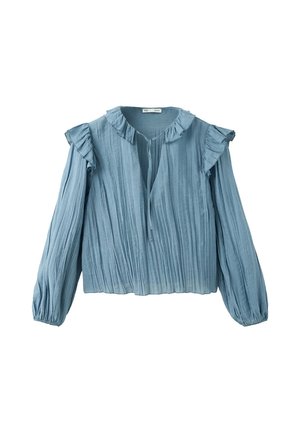 Blusa azul claro de manga larga con cuello con volantes y detalles en los hombros, plisados verticales y escote en V con un pequeño lazo delantero.
