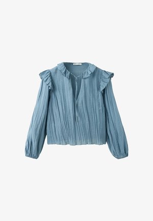 Blouse bleu clair à manches longues avec col volanté et détails aux épaules, plis verticaux et col en V avec un petit lien à l'avant.