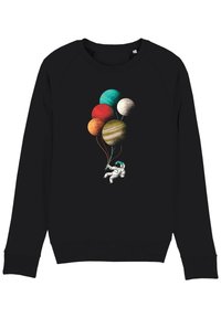 Sudadera negra con un astronauta sosteniendo globos de planetas de colores: rojo, azul, verde, naranja, beige y marrón, con una superficie texturizada.