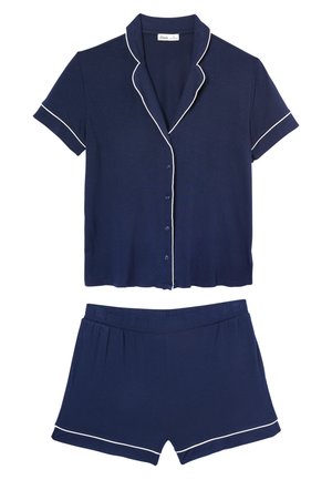 Top blu navy con maniche corte e bottoni e pantaloncini abbinati con piping bianco lungo il colletto, le maniche e l'orlo.