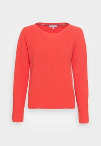 Pull en maille rouge vif avec manches longues, col rond et petit logo brodé sur la poitrine gauche.