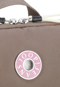JOOP! Jeans GIOCOSO NIVIA - Nahrbtnik - taupe