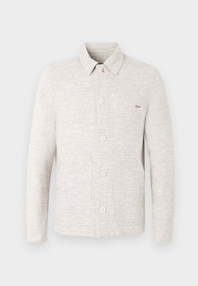 Ελαφριά μπεζ καθημερινή ζακέτα με κουμπιά, με διακριτικό οριζόντιο ριγέ μοτίβο, μακριά μανίκια, γιακά και εμπρόσθιες τσέπες.