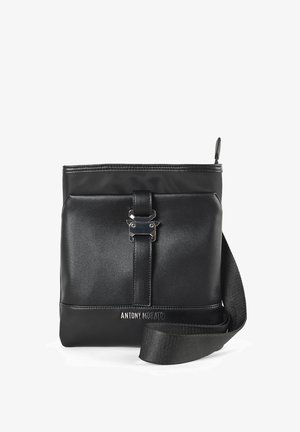 Borsa a tracolla in pelle nera con un design elegante, hardware in argento e dettagli della tracolla frontale. Presenta una tracolla in tessuto regolabile.