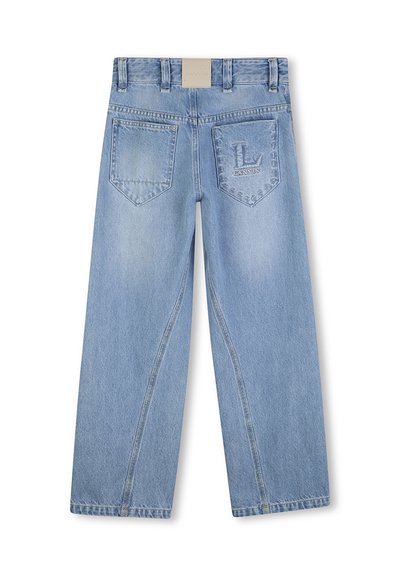 Jean en denim bleu clair avec une coupe décontractée, des jambes droites et deux poches arrière ornées d'un logo 'L' cousu. Non usé avec une texture lisse.