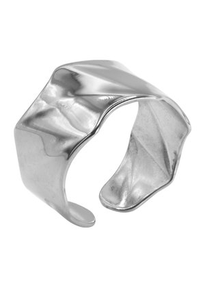 Bracciale a fascia larga color argento, con polsino aperto, superficie increspata e testurizzata e finitura liscia e lucida.