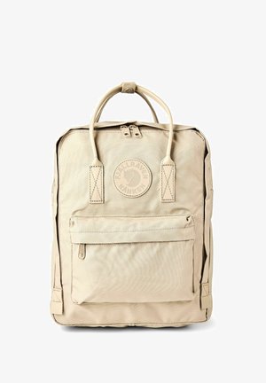 Zaino Fjällräven Kånken beige con manici superiori, tasca frontale con cerniera e patch con logo centrata sopra la tasca.