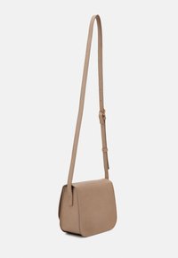 Krémová crossbody taška z kůže s plochým obdélníkovým tvarem, nastavitelným popruhem a minimalistickým designem. Matný povrch bez viditelného kování.