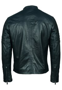 Veste de moto en cuir noir avec un design structuré, des accents matelassés aux épaules et des poignets zippés. Fini mat avec une texture lisse.