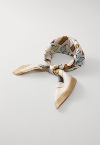 Hodvábny šál s jemne krémovým pozadím a farebnými ilustráciami tašiek a doplnkov. Okraje sú zakončené zlatým lemom.