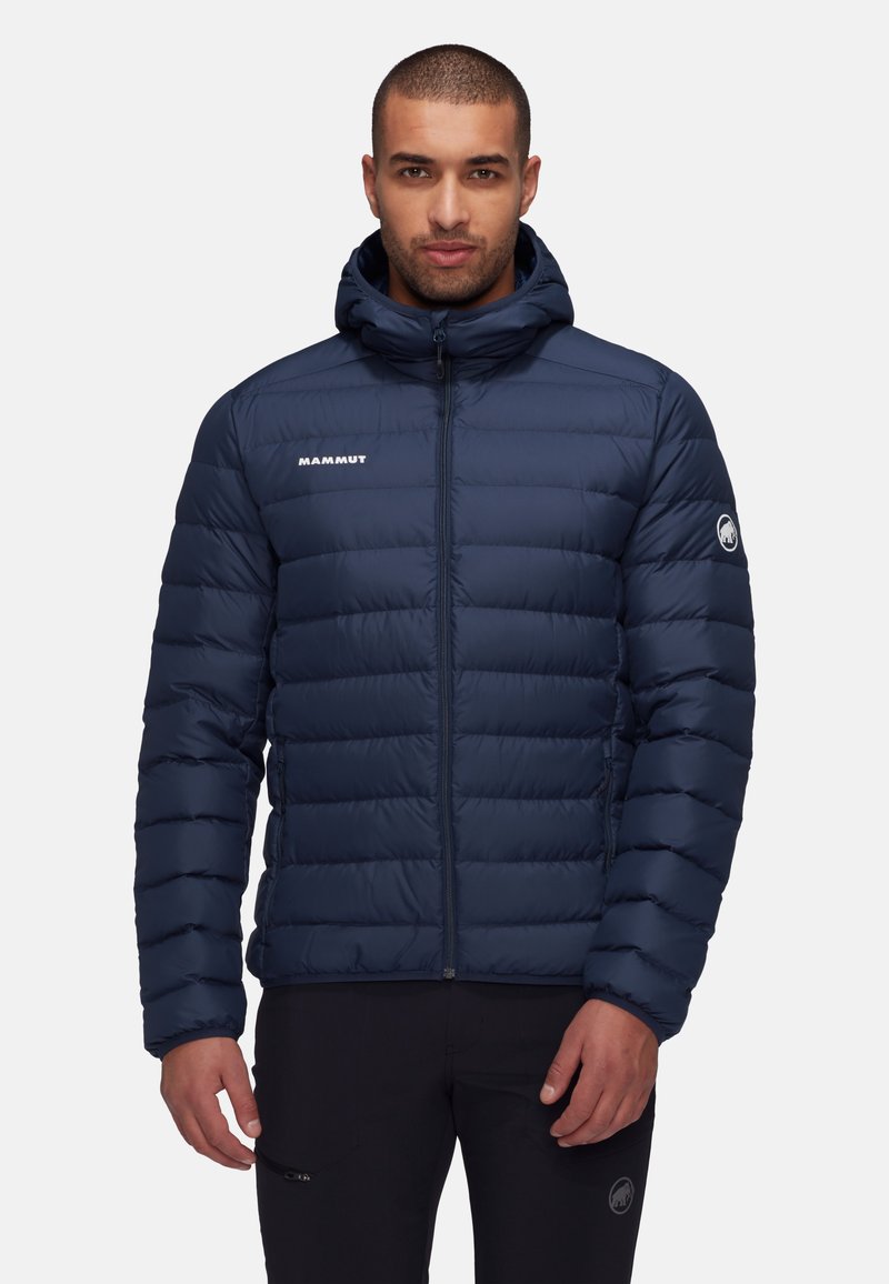Chaqueta acolchada navy con cremallera en el frente, diseño de costura horizontal, capucha ajustable y logotipo en el pecho y la manga.