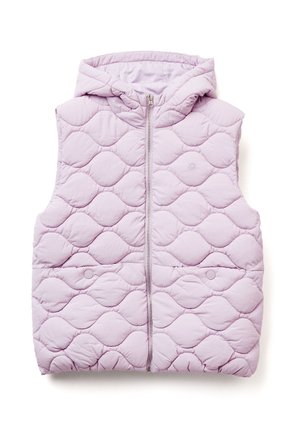 Helllila, gesteppte Weste mit Kapuze, ausgestattet mit einem Reißverschluss vorne und zwei runden Taschen. Der Stoff hat eine weiche, strukturierte Oberfläche.