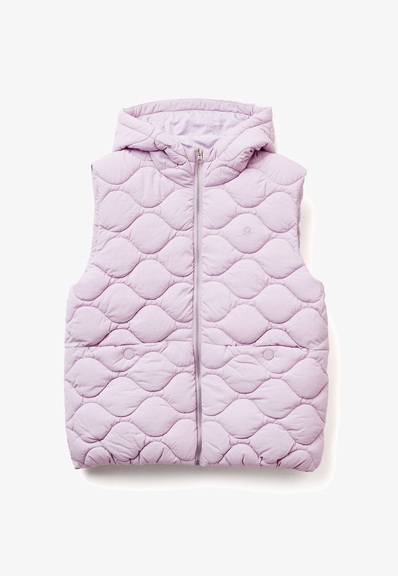 Helllila, gesteppte Weste mit Kapuze, ausgestattet mit einem Reißverschluss vorne und zwei runden Taschen. Der Stoff hat eine weiche, strukturierte Oberfläche.