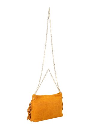 Gul ruskinds crossbody taske med kædehank, rektangulær form, frynser på den ene side og en glat overflade.