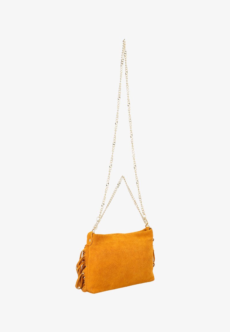 Gul ruskinds crossbody taske med kædehank, rektangulær form, frynser på den ene side og en glat overflade.