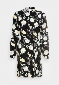 Černé dlouhé  šaty s bílým a žlutým květinovým vzorem, knoflíkovým zapínáním vpředu, vysokým límcem a páskem na zavázání v pase.