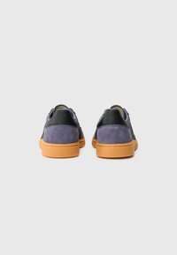 adidas Originals HANDBALL SPEZIAL UNISEX - Sportbačiai - preloved violet/core black/gum