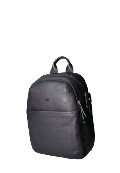Zaino in pelle nera con un design strutturato, dotato di doppie cerniere, tasca frontale e manico superiore. Superficie testurizzata e dettagli a contrasto.