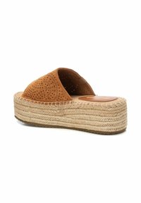 Sandalias deslizantes de ante marrón con diseño perforado, suela de plataforma de yute/rubber y plantilla marrón claro, con puntera redondeada y parte trasera abierta.