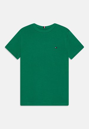 Groen T-shirt met korte mouwen en ronde hals met klein rood, wit en blauw logo op de linkerborst tegen een witte achtergrond.