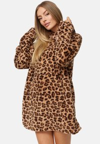 Oversized sweater jurk met luipaardprint, lange mouwen, een hoge kraag en een voorkantzak; zachte textuur in warme bruin en zwart tinten.