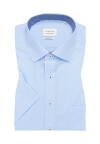 Camicia button-up azzurro chiaro, con colletto a contrasto e fantasia, maniche corte e taschino sul petto. Tessuto morbido con un design comodo.