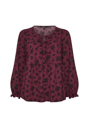 Bordeaux lange mouwen blouse van lichte stof, met een zwart bloemenpatroon, strik vooraan en gerimpelde manchetten. De onderrand is recht afgeknipt.