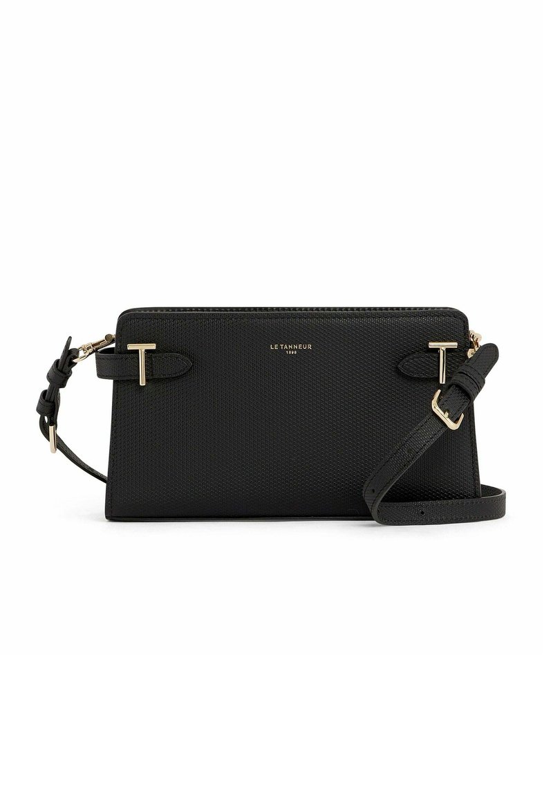 Borsa a tracolla in pelle nera con texture, dotata di hardware dorato, chiusura con zip e tracolla regolabile. Include un dettaglio del logo sul davanti.