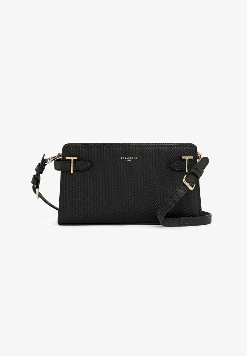 Borsa a tracolla in pelle nera con texture, dotata di hardware dorato, chiusura con zip e tracolla regolabile. Include un dettaglio del logo sul davanti.