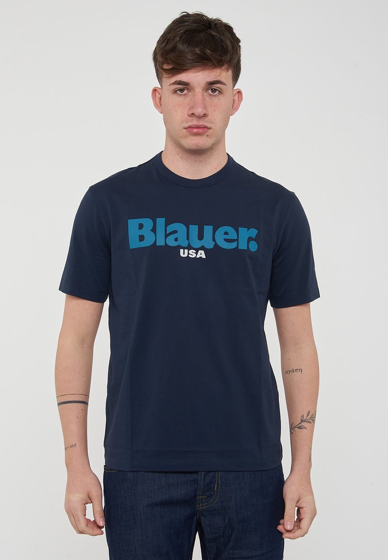 T-shirt in cotone blu navy con collo tondo, maniche corte e grafica audace "Blauer. USA" in turchese e bianco sul davanti.