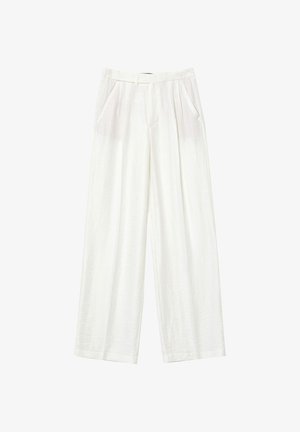 Un pantalon blanc à jambes larges avec des pliages sur le devant, des poches latérales et des passants de ceinture, présenté à plat sur un fond blanc.