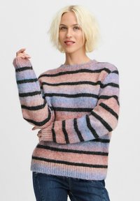 Pull rayé en matière douce, comportant des rayures roses, bleues et noires. Encolure ronde et manches larges avec des bords côtelés.