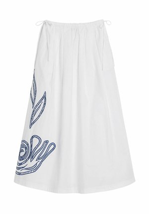 Witte katoenen rok met blauwe decoratieve borduursels van bladeren en spiralen. Gerimpelde elastische tailleband met verstelbare veters. Gladde textuur.