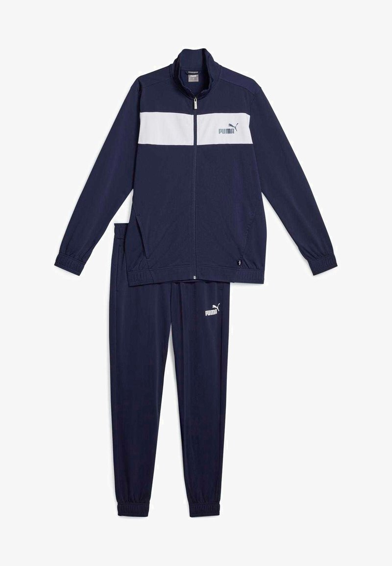 Survêtement Puma bleu marine avec bande blanche sur la poitrine de la veste, fermeture éclair devant, poignets élastiques, et pantalon assorti à poignets élastiques avec logo Puma.