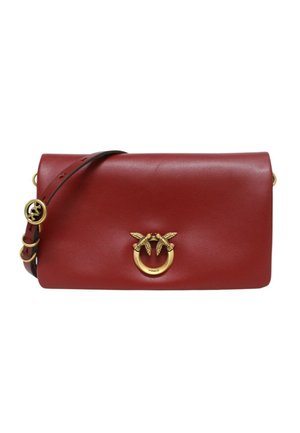 Borsa a tracolla in pelle rossa con tracolla regolabile e chiusura ad anello in toni dorati con due uccelli che si fronteggiano.