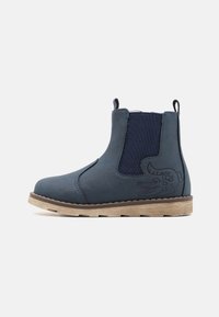 Mörkblå barnankelboot med elastiska sidopaneler, dragflikar, ljusbrun sula och präglad krokodildesign nära hälen.