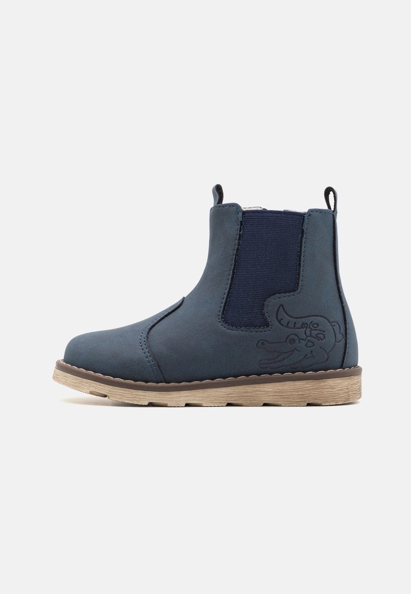Mörkblå barnankelboot med elastiska sidopaneler, dragflikar, ljusbrun sula och präglad krokodildesign nära hälen.