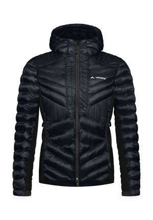 Schwarze, isolierte Jacke mit einem pufferartigen Design, ausgestattet mit einer Kapuze, einem Reißverschluss vorne und kontrastierenden glatten Seitenpanelen. Logo auf der Brust.