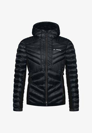 Schwarze, isolierte Jacke mit einem pufferartigen Design, ausgestattet mit einer Kapuze, einem Reißverschluss vorne und kontrastierenden glatten Seitenpanelen. Logo auf der Brust.