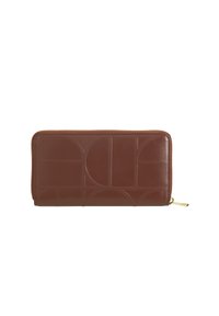 Cartera de cuero marrón con patrones geométricos en relieve, cierre con cremallera y acentos de hardware en tono dorado. Textura suave, forma rectangular.