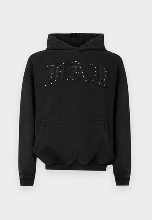 Felpa nera con cappuccio e tasca a marsupio, con "JAW" ricamato in grandi lettere gotiche arricchite da piccoli borchietti argentati.