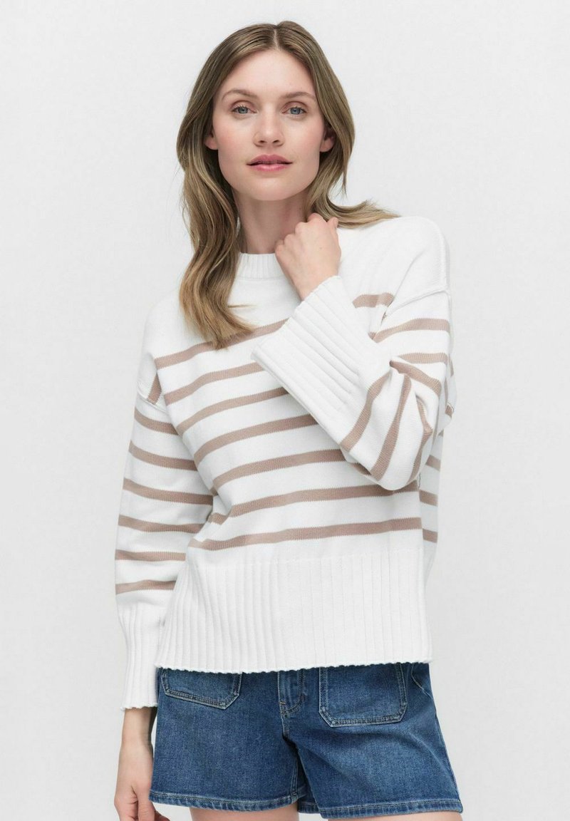 Witte en beige gestreepte trui met een geribbelde zoom en manchetten, met een relaxte pasvorm en een ronde hals. Gekocht met denim shorts.