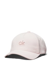 Šviesiai rožinė medvilninė beisbolo kepurė su lenktu kraštu ir išsiuvinėtų "ck" logotipu priekyje; tekstūruota medžiaga ir reguliuojama juostelė gale.