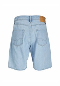 Shorts din denim albastru deschis, cu croi drept, având două buzunare pe spate și un eticheta din piele maro la talie. Design curat și simplu.