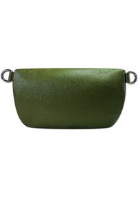Groene leren clutch met een gesteven textuur, ovale vorm en accenten van zilverkleurig hardware aan beide zijden. Geen zichtbare sluiting.