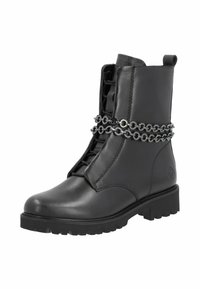 Bottine en cuir noir avec un laçage à l'avant et un détail de chaîne réglable. Elle dispose d'une semelle plate et d'une languette pour un enfilage facile.