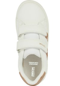 Baskets blanches avec deux bandes Velcro, semelle intérieure grise texturée et un accent pailleté rose doré sur le côté. Tige en matériau synthétique lisse.