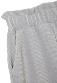 Pantaloni in velluto a coste grigio chiaro con vita elasticizzata e cuciture visibili sulle tasche laterali.