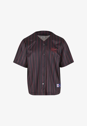 Must lühikeste varrukatega särk punaste vertikaaltriipudega, nööpidega kinnitatav, V-kaelusega ja logodega detailiga; valmistatud siledast, kergest kangast.