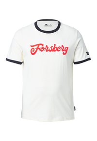 Camiseta de algodón blanca con un cuello y puños de manga acanalados en azul marino. Presenta un gran texto rojo "Forsberg" en el frente.
